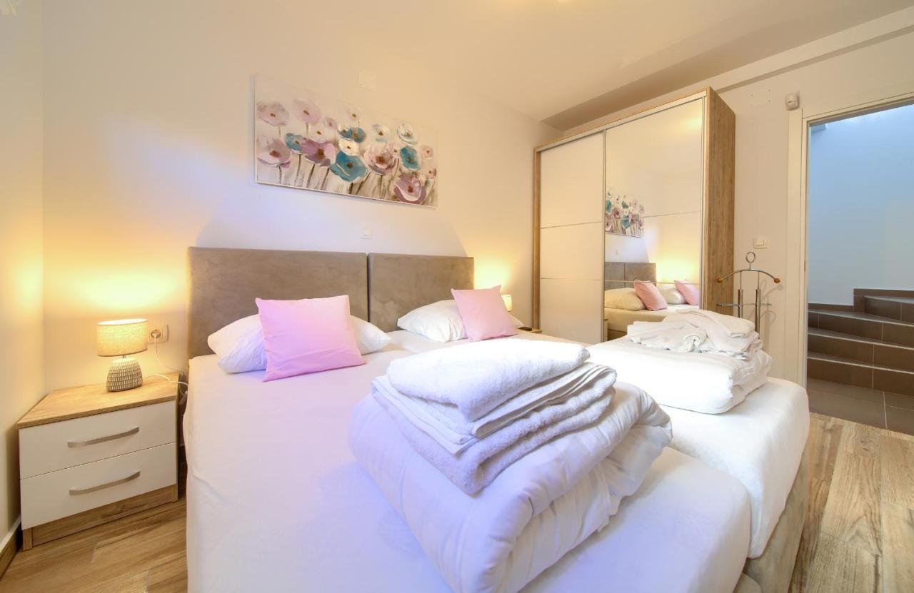 Villa Solis Lacus Modern Apartment - Private Heated Pool - Smart Tv Sky X - Free Parking Njivice Exteriör bild