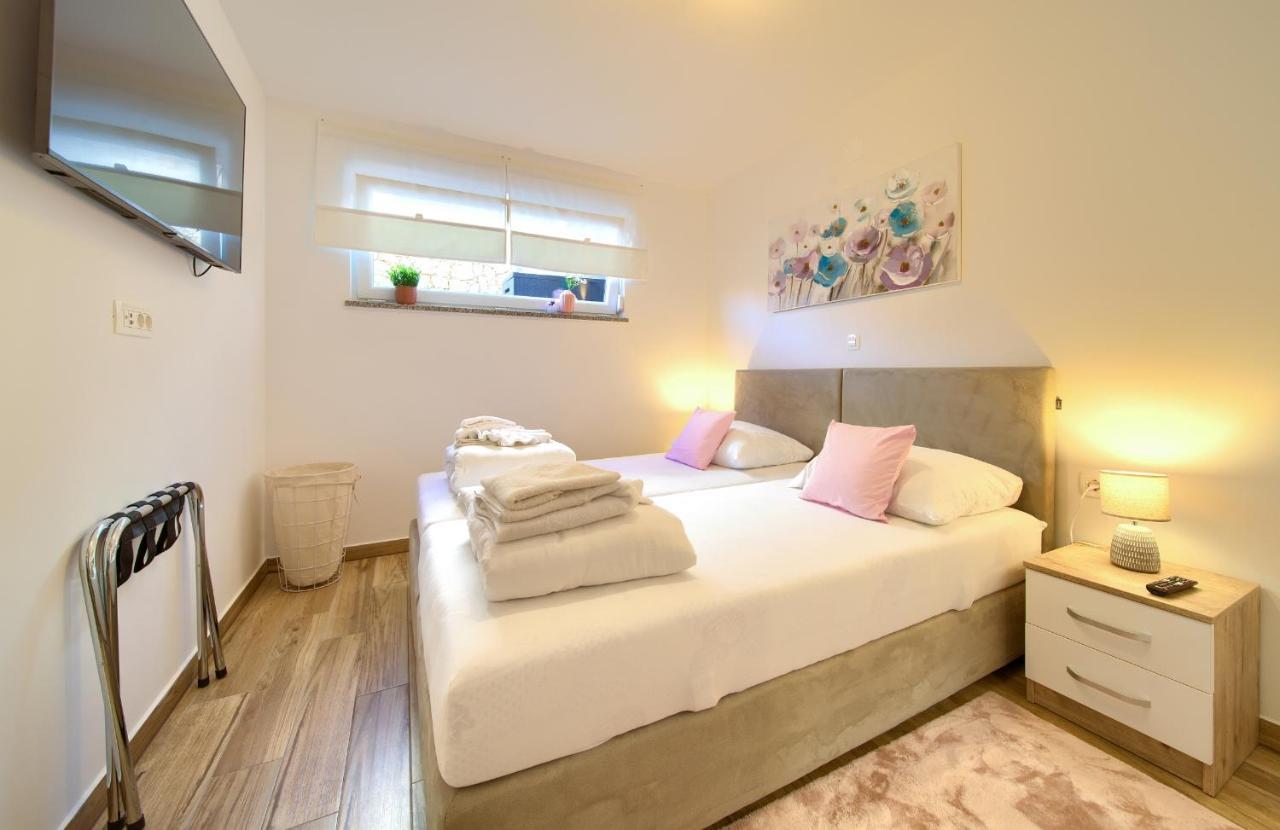 Villa Solis Lacus Modern Apartment - Private Heated Pool - Smart Tv Sky X - Free Parking Njivice Exteriör bild