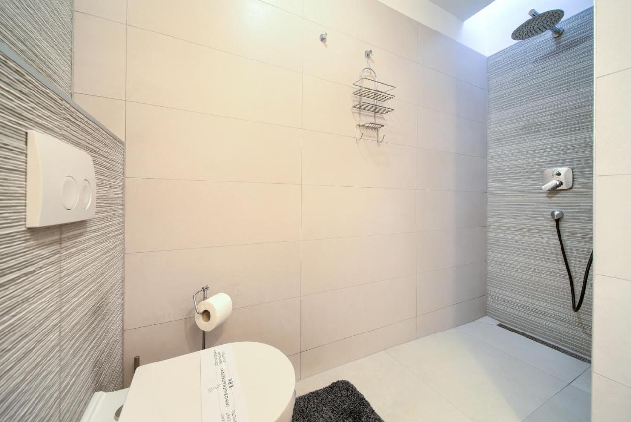 Villa Solis Lacus Modern Apartment - Private Heated Pool - Smart Tv Sky X - Free Parking Njivice Exteriör bild