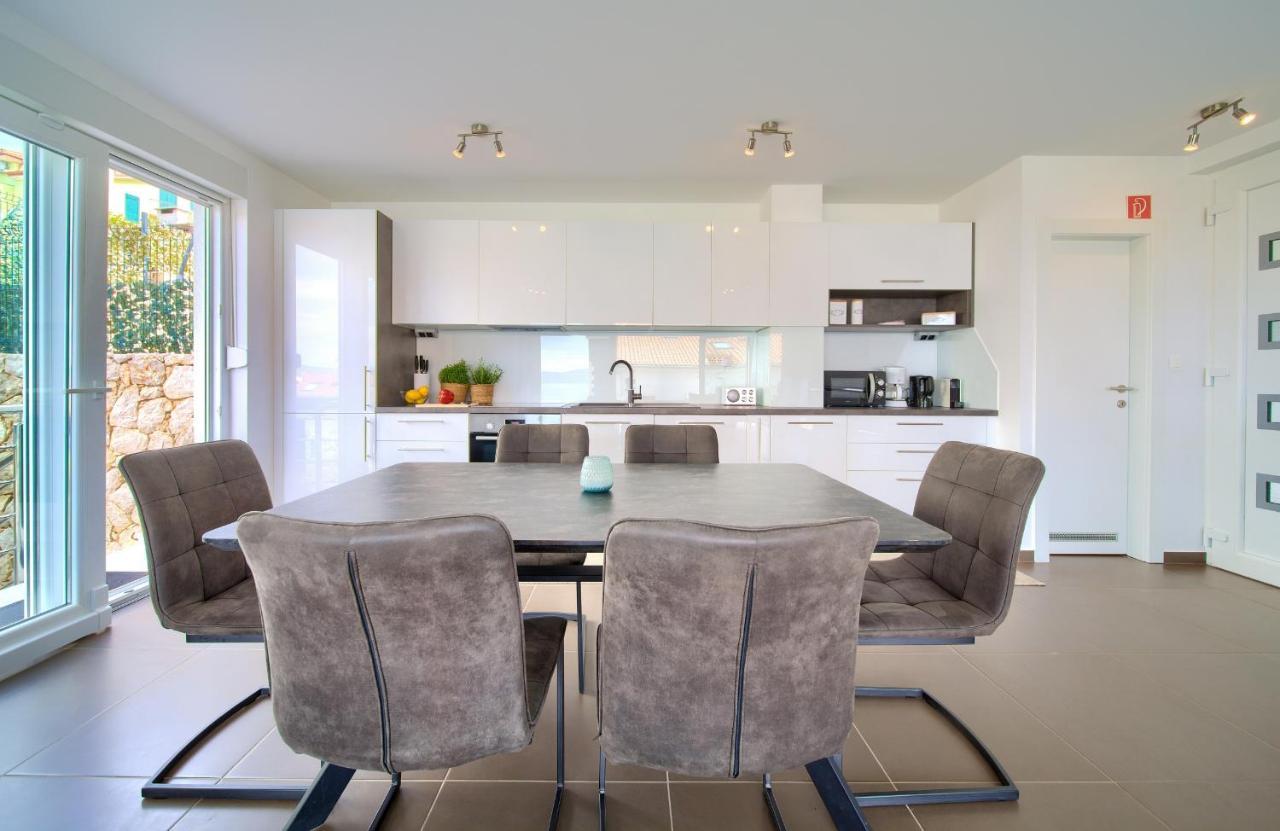 Villa Solis Lacus Modern Apartment - Private Heated Pool - Smart Tv Sky X - Free Parking Njivice Exteriör bild