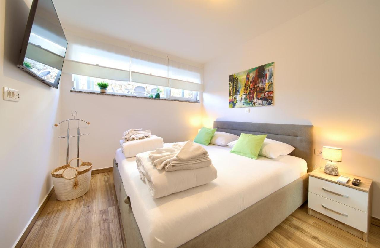 Villa Solis Lacus Modern Apartment - Private Heated Pool - Smart Tv Sky X - Free Parking Njivice Exteriör bild