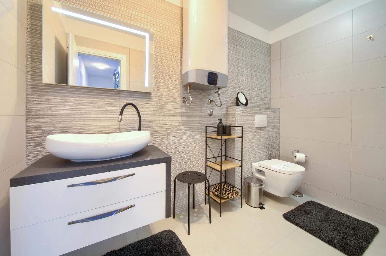 Villa Solis Lacus Modern Apartment - Private Heated Pool - Smart Tv Sky X - Free Parking Njivice Exteriör bild