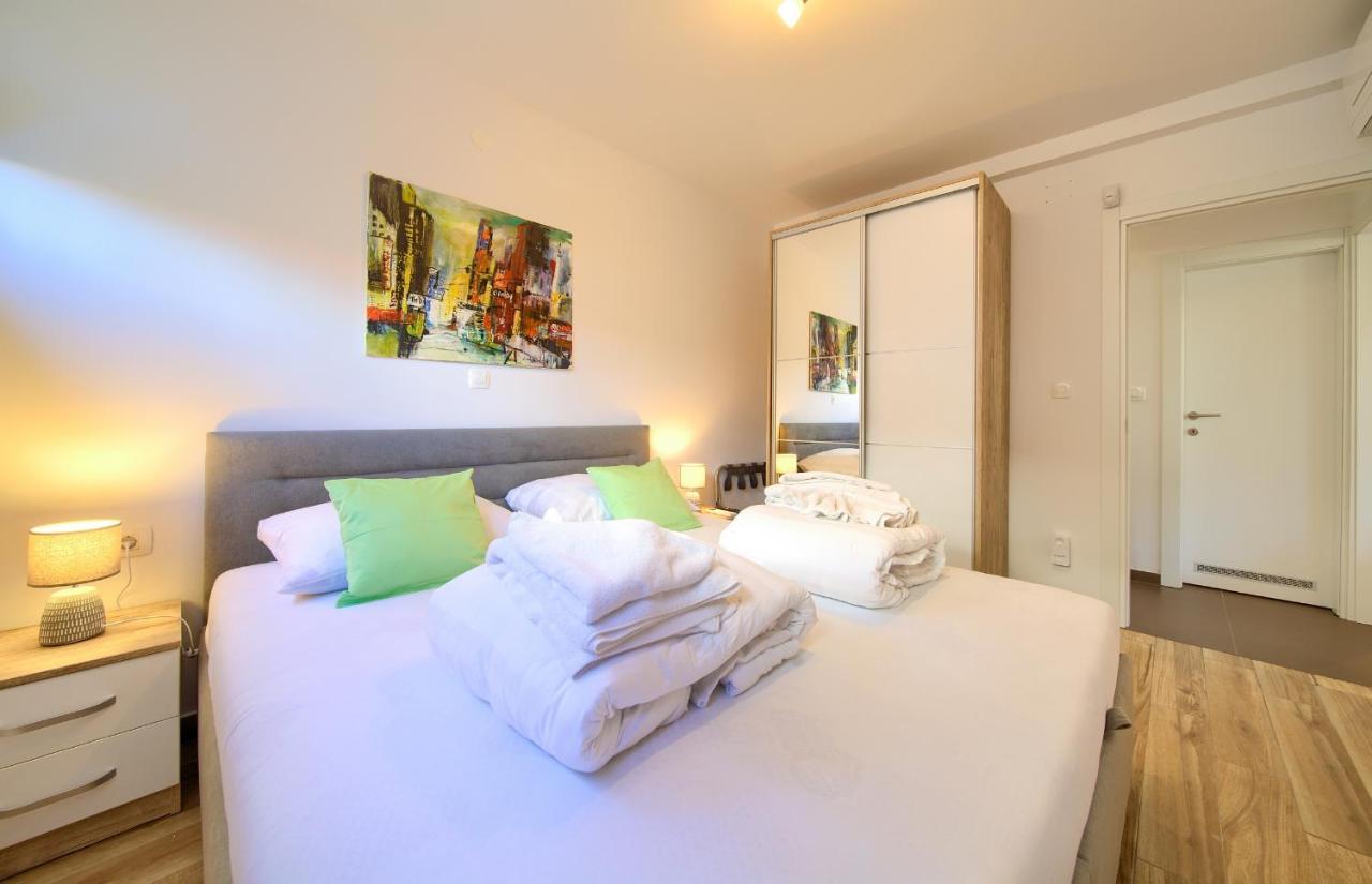 Villa Solis Lacus Modern Apartment - Private Heated Pool - Smart Tv Sky X - Free Parking Njivice Exteriör bild